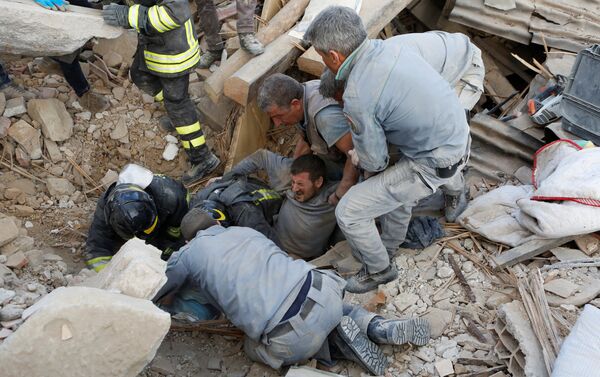 Число жертв разрушительного землетрясения в Италии увеличилось до 159 - Sputnik Кыргызстан