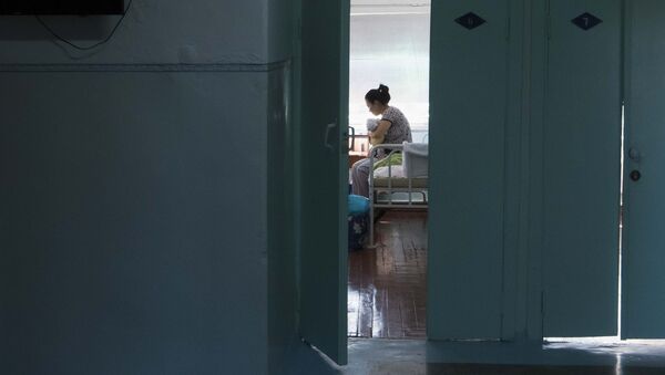 Женщина с новорожденным ребенком в палате родильного дома. Архивное фото - Sputnik Кыргызстан