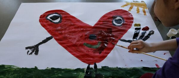 Девочка рисует сердце. Архивное фото - Sputnik Кыргызстан