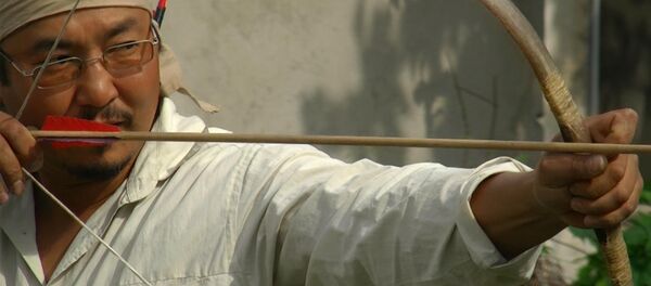 Древний лук кыргызов впервые воссоздал бишкекчанин из рогов и сухожилий - Sputnik Кыргызстан