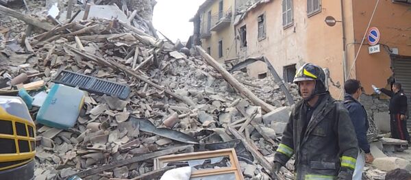 Землетрясение в Италии: работа спасателей и кадры разрушений Землетрясение в Италии: работа спасателей и кадры разрушений - Sputnik Кыргызстан