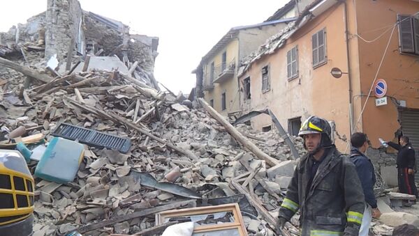 Землетрясение в Италии: работа спасателей и кадры разрушений - Sputnik Кыргызстан