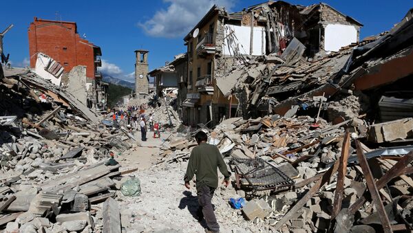 Разрушенные дома от сильного землетрясения в городе Аматриче в Италии - Sputnik Кыргызстан