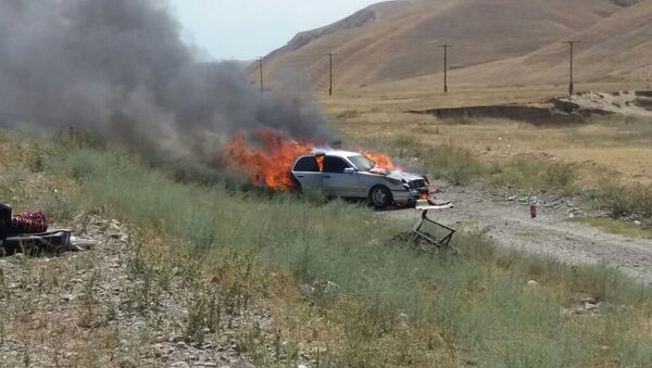 Автомобиль марки Mercedes Benz горит у трассы Бишкек — Ош - Sputnik Кыргызстан