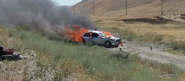 Автомобиль марки Mercedes Benz горит у трассы Бишкек — Ош - Sputnik Кыргызстан