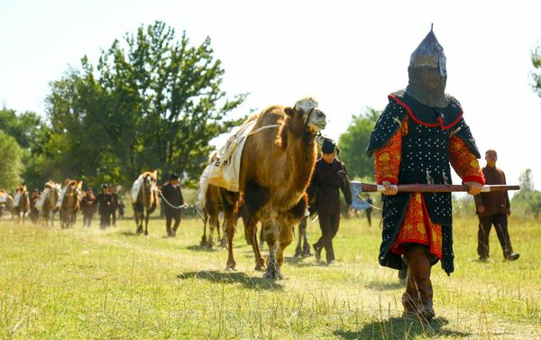 Караван с верблюдами и лошадьми вышел из Пекина в 2014 году и идет по древним маршрутам Великого Шелкового пути. - Sputnik Кыргызстан