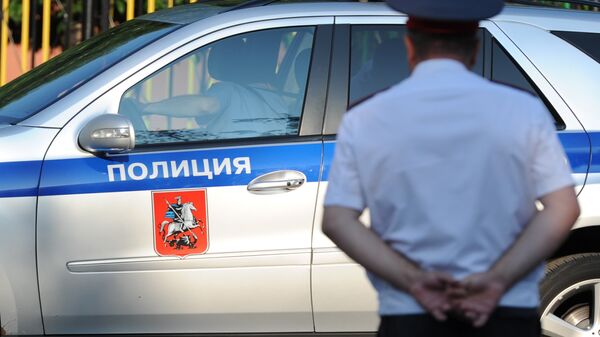 Полицейский автомобиль и сотрудник полиции. Архивное фото - Sputnik Кыргызстан