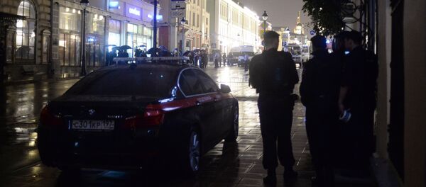 Полицейское оцепление у отделения Ситибанка, в котором неизвестный захватил заложников и угрожает взорвать банк. Отделение Ситибанка находится в центре Москвы, на Большой Никитской улице. Полицейское оцепление у отделения Ситибанка, в котором неизвестный захватил заложников и угрожает взорвать банк. Отделение Ситибанка находится в центре Москвы, на Большой Никитской улице. - Sputnik Кыргызстан