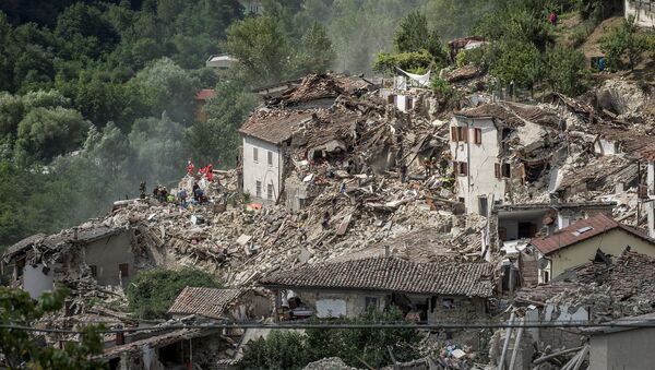 Разрушенные дома от сильного землетрясения в городе Аматриче в Италии. Архивное фото - Sputnik Кыргызстан