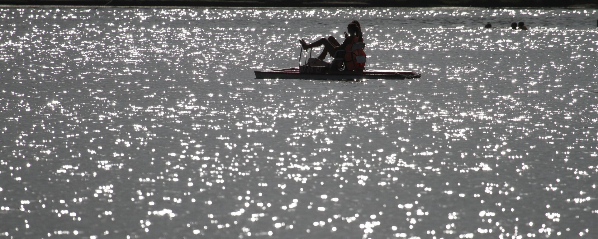 Катамаранда сууда жүргөн эс алуучулар. Архивдик сүрөт - Sputnik Кыргызстан, 1920, 08.08.2025