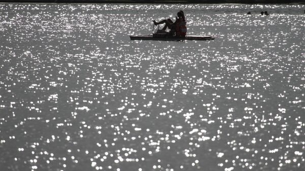 Катамаранда сууда жүргөн эс алуучулар. Архивдик сүрөт - Sputnik Кыргызстан