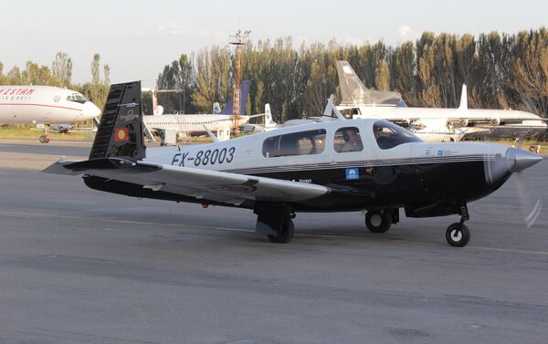Сегодня в 05.00 по бишкекскому времени 47-летний кыргызстанец Союзбек Салиев на маленьком самолете отправился в кругосветное путешествие в честь 25-летия независимости Кыргызстана - Sputnik Кыргызстан