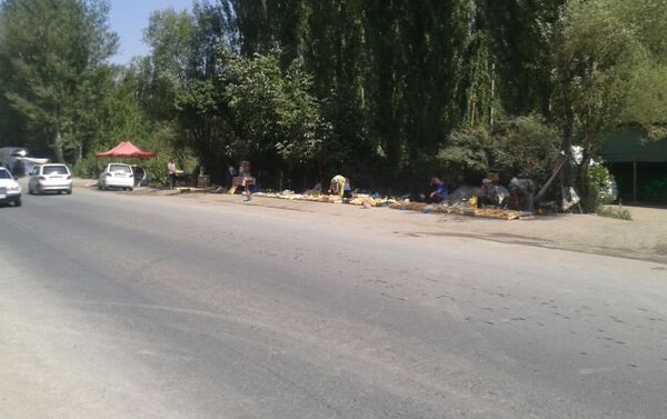 Придорожный базар растянулся на километр по автотрассе в Кадамджайском районе - Sputnik Кыргызстан
