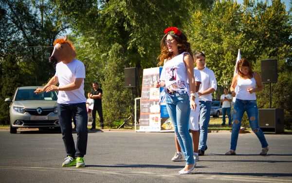 Конкурсантка на церемонии награждения звания лучшей девушки-водителя Автоледи Бишкек — 2016 - Sputnik Кыргызстан