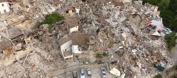 Разрушенные дома от сильного землетрясения в городе Аматриче в Италии - Sputnik Кыргызстан