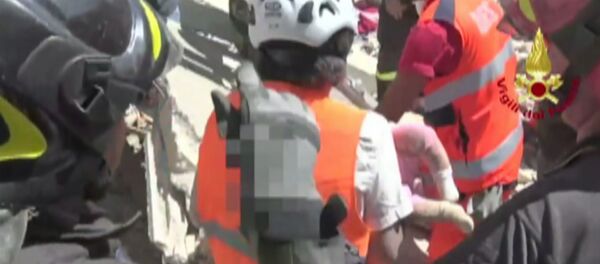 Землетрясение в Италии: первые минуты бедствия и спасение людей из-под завалов - Sputnik Кыргызстан