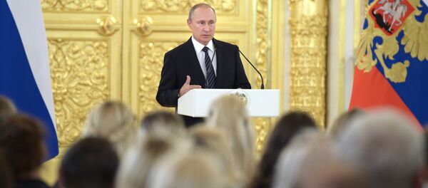 Президент РФ Владимир Путин выступает на церемонии вручения государственных наград победителям и призерам Олимпийских игр в Рио-де-Жанейро в Большом кремлевском дворце. - Sputnik Кыргызстан