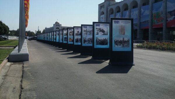Фотовыставка, посвященная 25-летию независимости Кыргызстана, на площади страны Ала-Тоо - Sputnik Кыргызстан
