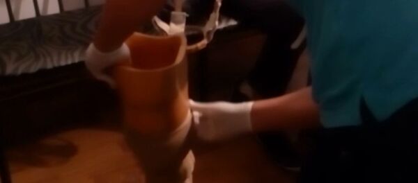 Казак чек арачылары КР жаранынын жасалма бутунан баңгизат алып чыкты - Sputnik Кыргызстан