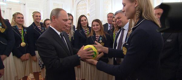 Российские гандболистки вручили Путину мяч, которым играли в финале ОИ-2016 - Sputnik Кыргызстан
