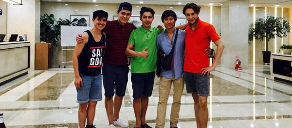 Артист кыргызского балета Марат Сыдыков(второй спава) занявший второе место среди мужчин в балете в 13-м Сеульском международном конкурса танцев - Sputnik Кыргызстан