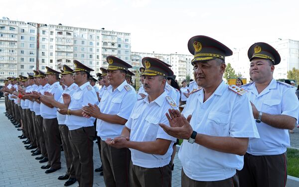 Атамбаев вручил военнослужащим ключи от новых квартир, а также дал сертификат на 300 тысяч сомов для строительства детской площадки возле дома. - Sputnik Кыргызстан