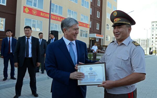 Президент Алмазбек Атамбаев в пятницу принял участие в церемонии открытия многоквартирного жилого дома, построенного в Бишкеке для военнослужащих - Sputnik Кыргызстан