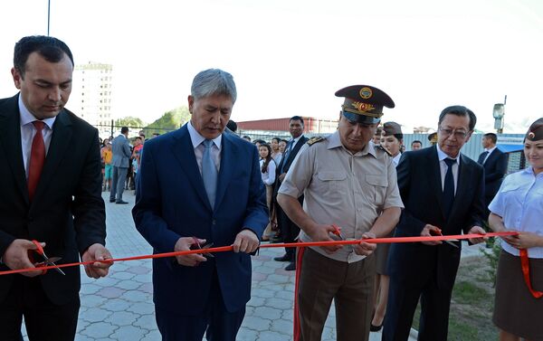 Атамбаев поздравил военнослужащих с новосельем и отметил, что разделяет их радость. - Sputnik Кыргызстан