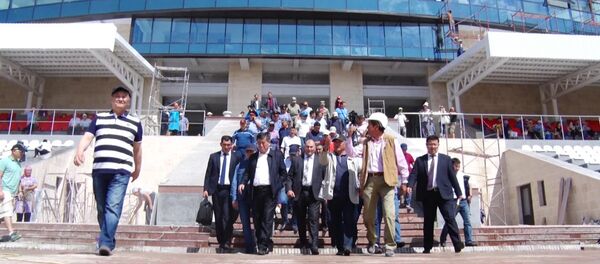 Уборка во время визита премьера — Жээнбеков на иссык-кульском ипподроме - Sputnik Кыргызстан