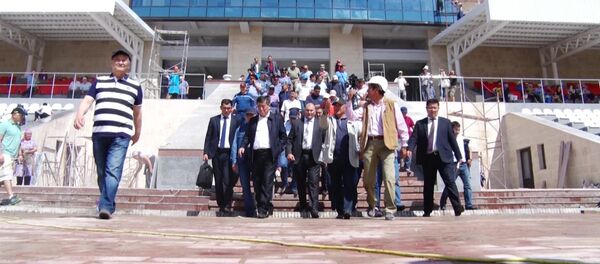 Премьер, ат майданы. Кызыл отургучтарды кырып жууган кыз-келиндер - Sputnik Кыргызстан