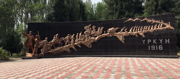 Үркүндүн 100 жылдыгына арналган мемориалдык эстелик Ысык-Көл облусунун борбору Каракол шаарына орнотулду. - Sputnik Кыргызстан