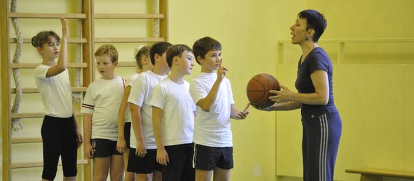 Учитель на уроке физкультуры. Архивное фото - Sputnik Кыргызстан