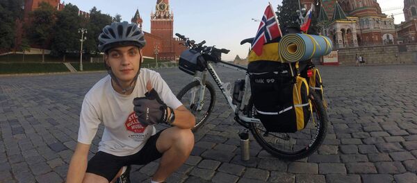 22-летний кыргызстанец Сафар Шайхразеев, который преодолел на велосипеде маршрут Москва — Беларусь — Польша — Германия — Дания — Норвегия. - Sputnik Кыргызстан