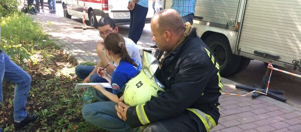 Өрт кызматкери жардам берүүдө. Архив - Sputnik Кыргызстан