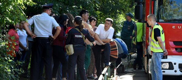 Сотрудники полиции и МЧС около типографии на северо-востоке Москвы, где в одном из зданий произошел крупный пожар, в результате которого погибло 17 человек. - Sputnik Кыргызстан