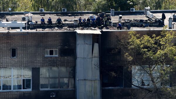 Сотрудники МЧС около типографии на северо-востоке Москвы, где в одном из зданий произошел крупный пожар, в результате которого погибло 17 человек. Архивное фото - Sputnik Кыргызстан