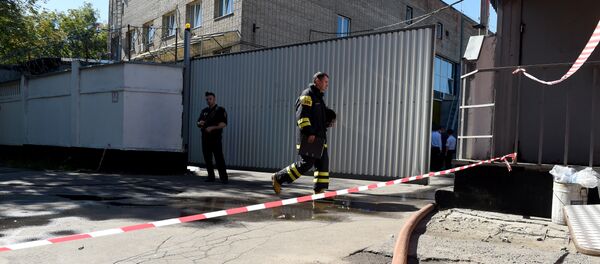 Сотрудники МЧС около типографии на северо-востоке Москвы, где в одном из зданий произошел крупный пожар, в результате которого погибло 17 человек. Архивное фото Сотрудники МЧС около типографии на северо-востоке Москвы, где в одном из зданий произошел крупный пожар, в результате которого погибло 17 человек. Архивное фото - Sputnik Кыргызстан