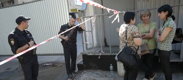 Родственники около типографии на северо-востоке Москвы, где в одном из зданий произошел крупный пожар, в результате которого погибло 17 человек. Архивное фото - Sputnik Кыргызстан