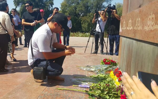 В Бишкеке в воскресенье проходит акция скорби по погибшим при пожаре в Москве - Sputnik Кыргызстан