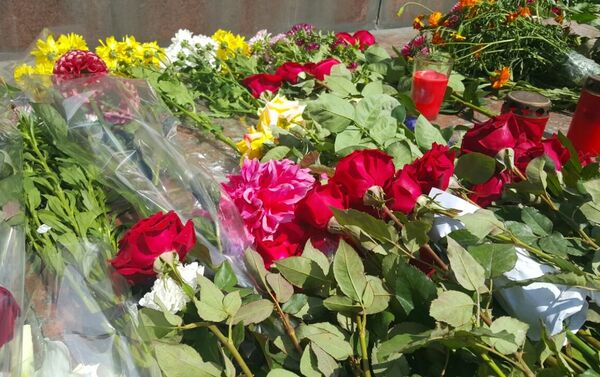 Они возлагают цветы к подножию монумента, где активисты разместили список погибших кыргызстанок - Sputnik Кыргызстан
