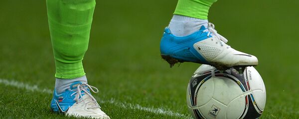 Футбоилст с мячом. Архивное фото - Sputnik Кыргызстан