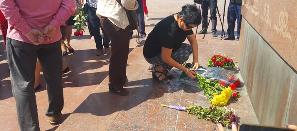 Каза болгондордун тизмеси жазылган жерге шаардыктар келип гүл коюшууда - Sputnik Кыргызстан