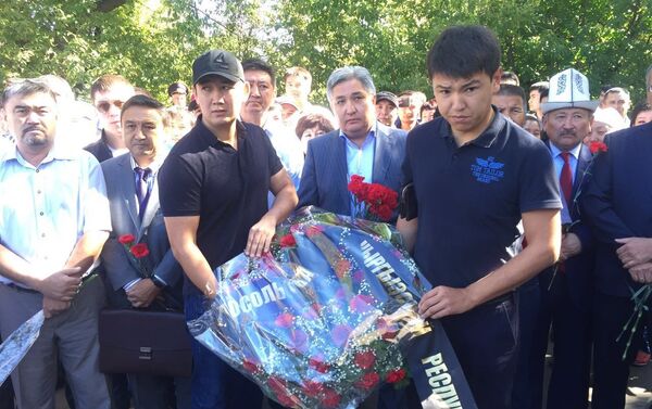Мероприятие организовали у проходной типографии с участием сотрудников посольства, активистов диаспоры и кыргызстанцев, проживающих в Москве - Sputnik Кыргызстан
