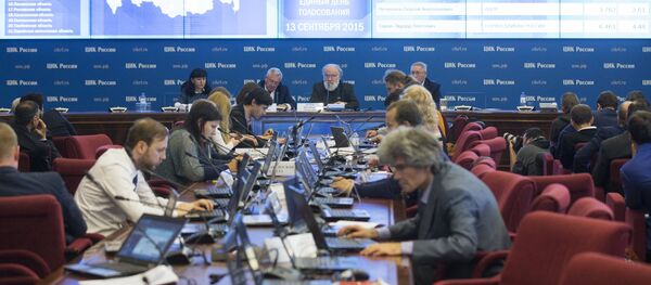 Представители Центральной избирательной комиссии (ЦИК) России следят за ходом выборов в субъектах РФ в здании информационного центра. Архивное фото Представители Центральной избирательной комиссии (ЦИК) России следят за ходом выборов в субъектах РФ в здании информационного центра. Архивное фото - Sputnik Кыргызстан