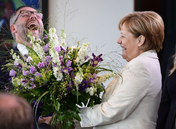 Германиянын канцлери Ангела Меркель тышкы иштер министри Майкл Роуттун туулган күнүндө гүл тапшырды. - Sputnik Кыргызстан