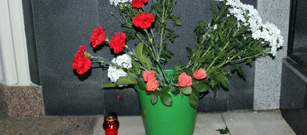 Кыргызстандын элчилигинин имаратынын алдына аталган калаада өрттөн каза болгон кыргызстандык 14 кыз-келиндердин элесин эскерилип коюлган гүлдөр - Sputnik Кыргызстан