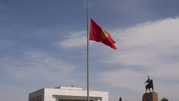 Приспущенный флаг Кыргызстана в центральной площади Ала-Тоо. Архивное фото - Sputnik Кыргызстан