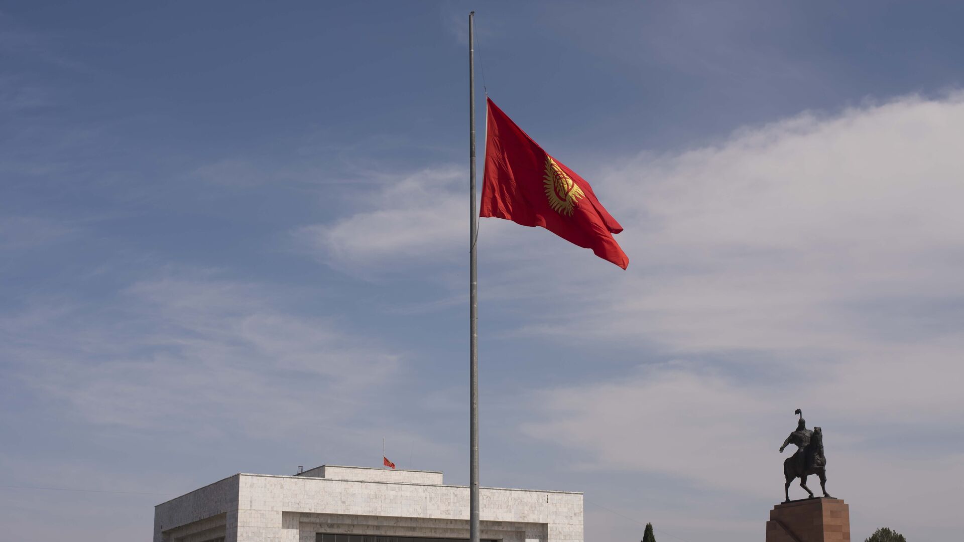 Приспущенный флаг Кыргызстана. Архивное фото - Sputnik Кыргызстан, 1920, 18.09.2022