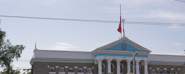 Приспущенный флаг на здании мэрии города Бишкек - Sputnik Кыргызстан