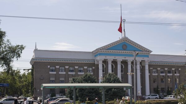 Траурга байланыштуу түшүрүлгөн желек. Архив - Sputnik Кыргызстан